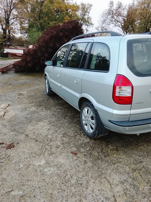 Продавам Опел Зафира