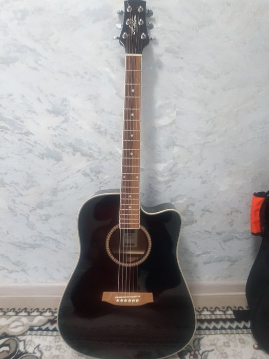 Gitara eshten akustik