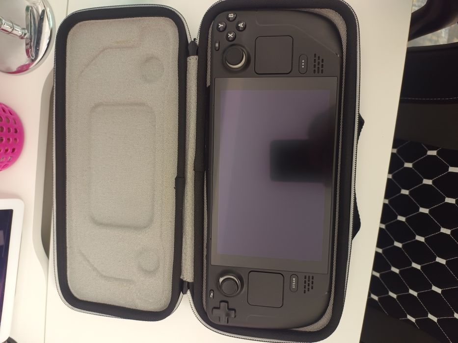 Vând Steam deck ...