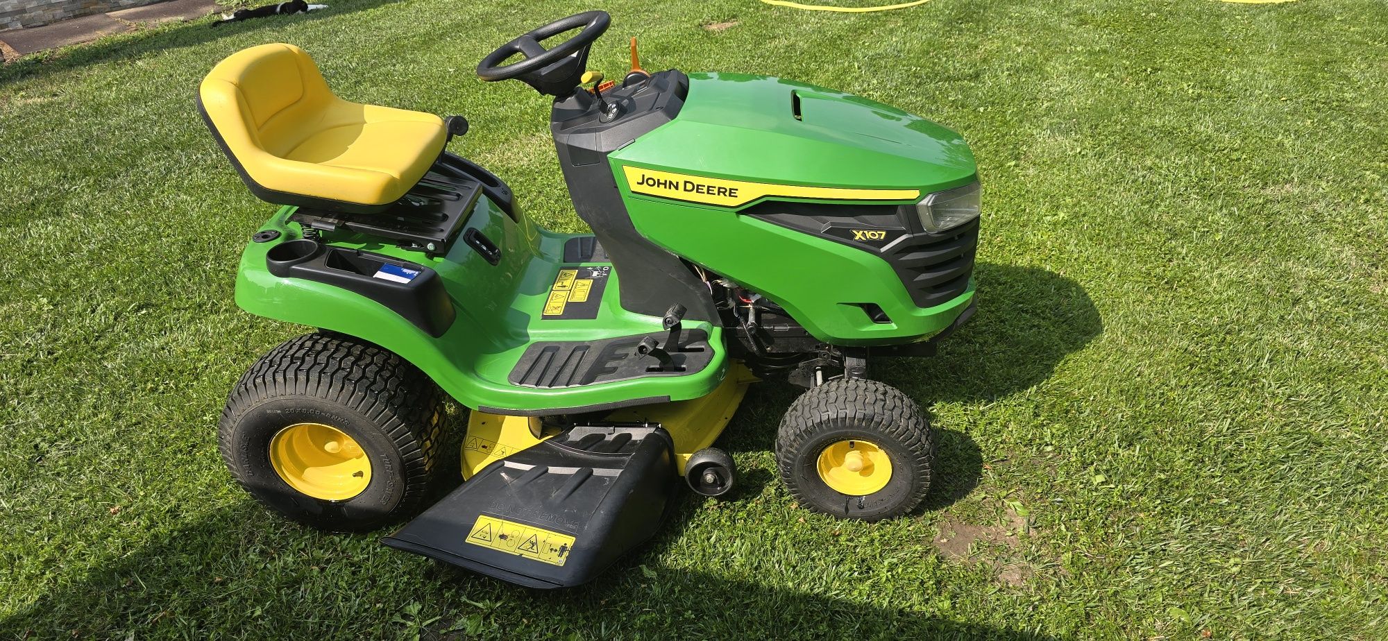 Tractoras gazon John Deere X107, cositoare iarba