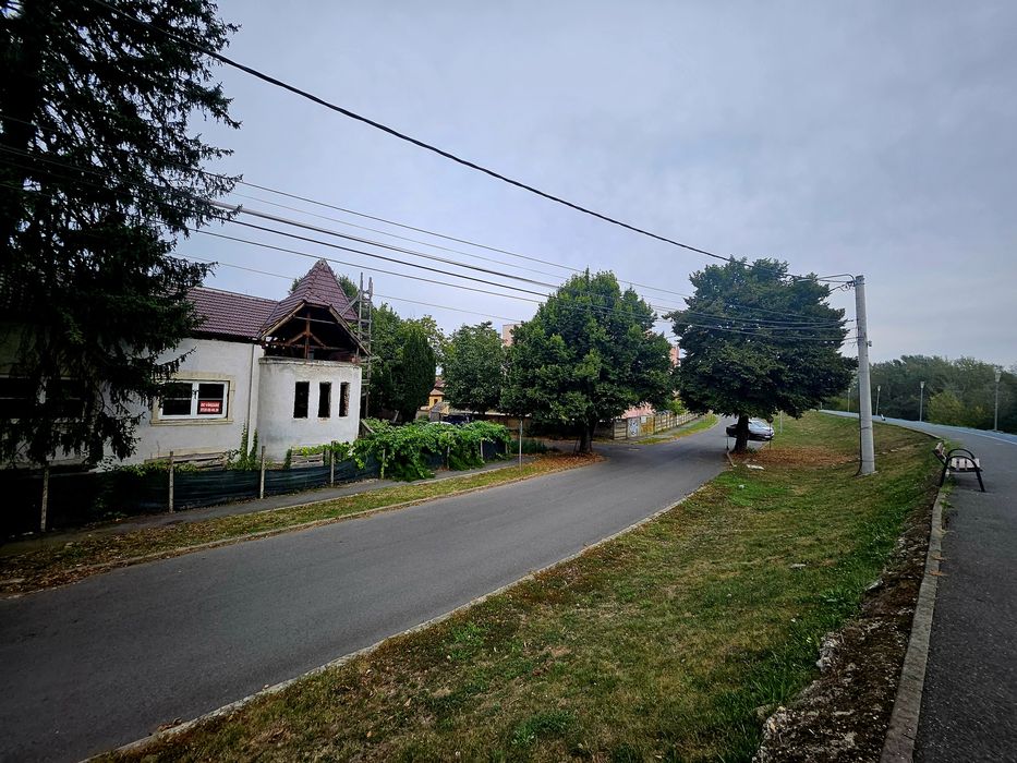 Casă cu teren pe mal