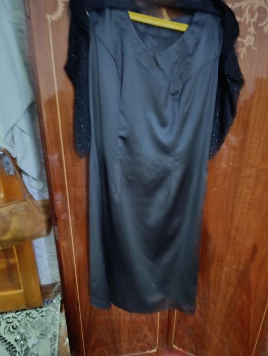 Платье атласное с накидом из бесера