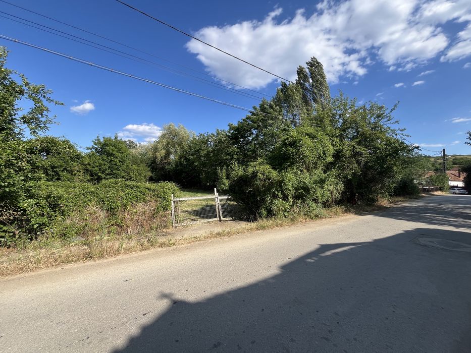 Vand teren intravilan loc de casa .