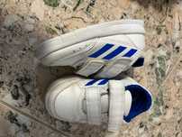 vand adidasii fetitei