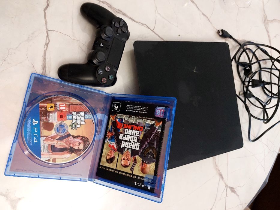 PS4  в отличном состоянии