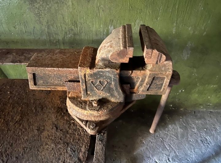 Продам Верстак с Тисками.