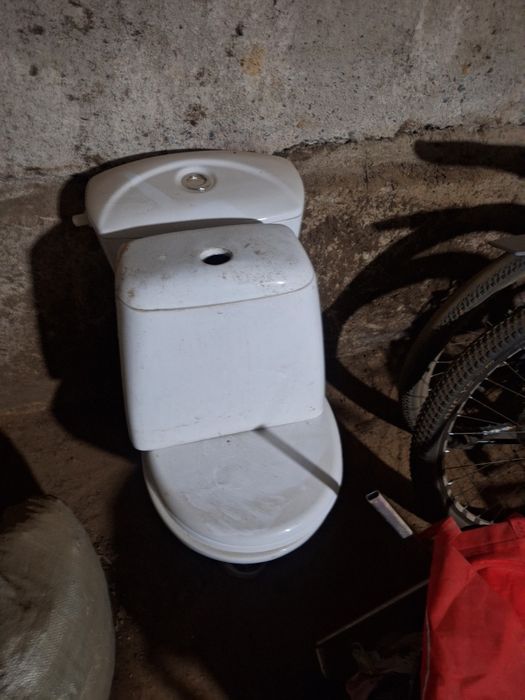 Продам унитаз в рабочем состоянии 5 тыс тенге