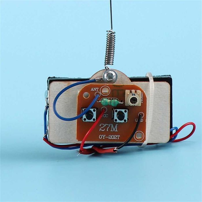 Masinuta cu telecomanda asamblabila din lemn Noua ambalata!