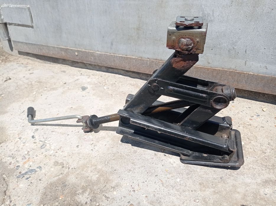 Домкрат для легкового автомобиля