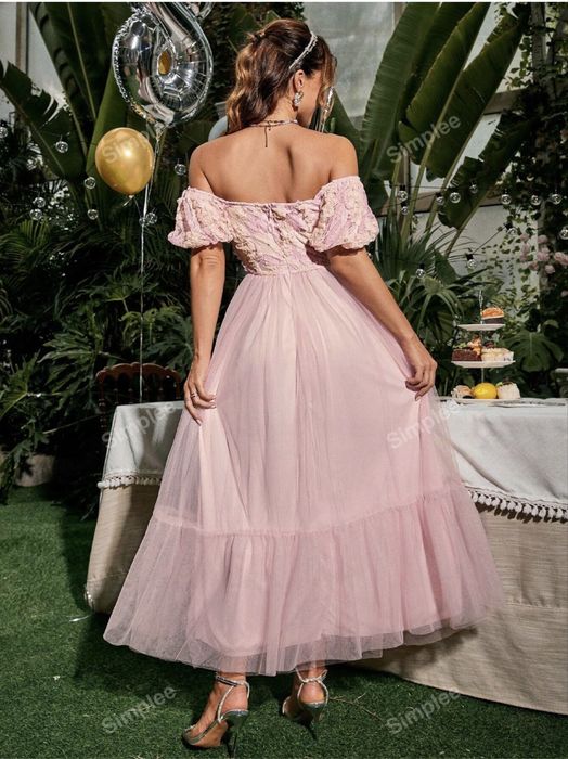 Светло розова миди рокля, с дантела и тюл