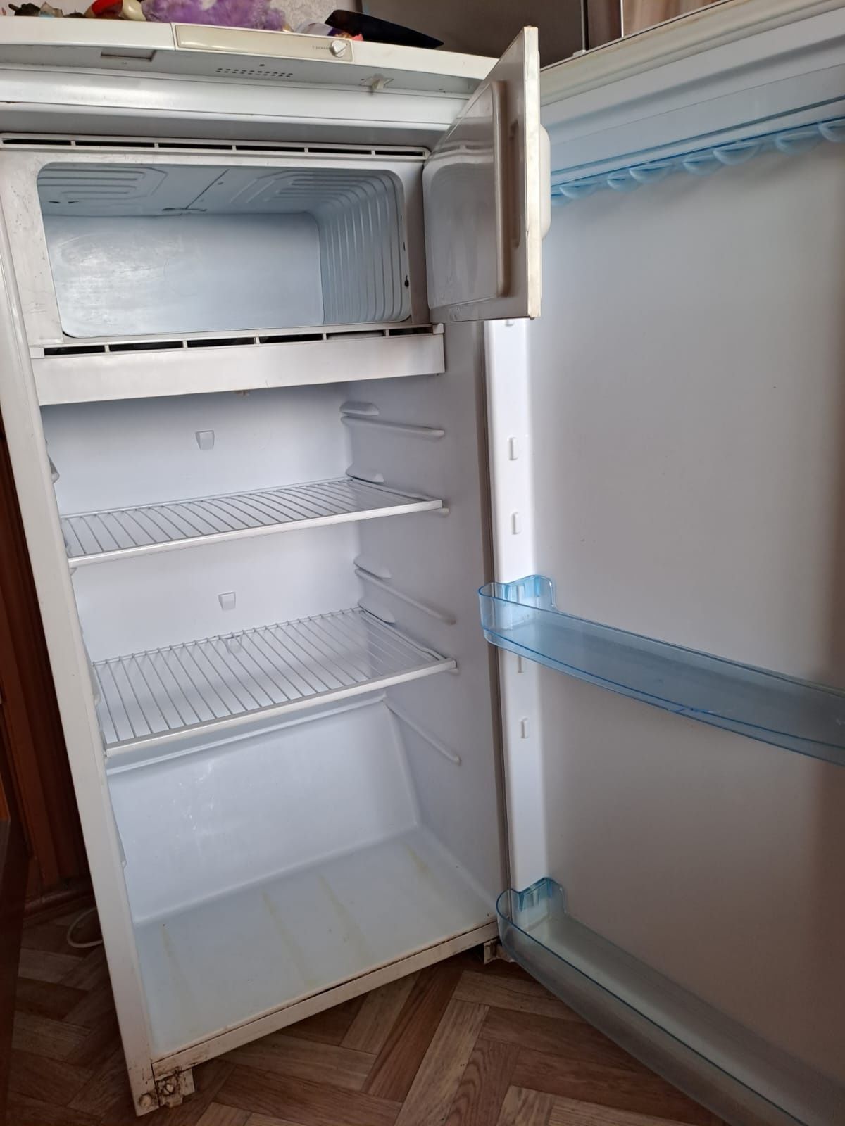 Продам холодильник  маленький