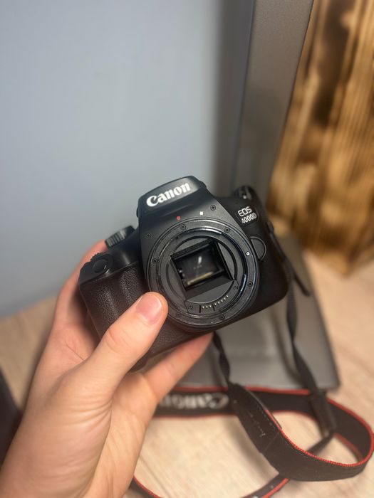 Canon EOS 4000 D + genatā