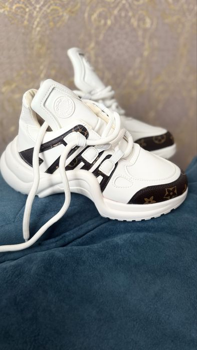 Женская обувь (кроссовки)