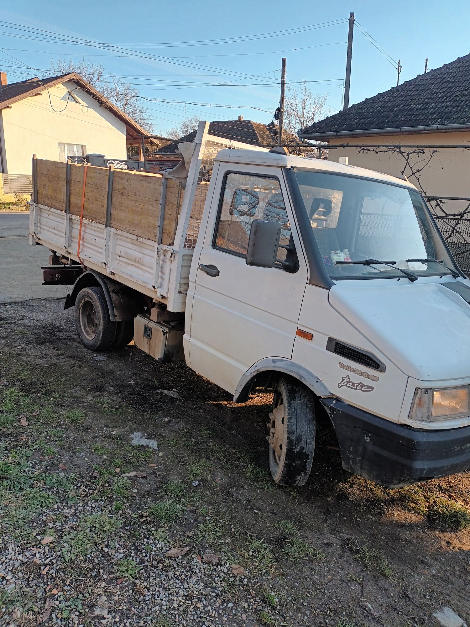 Vand iveco daily 1999 motor 2.8 simplu basculare pe cutie trilateral