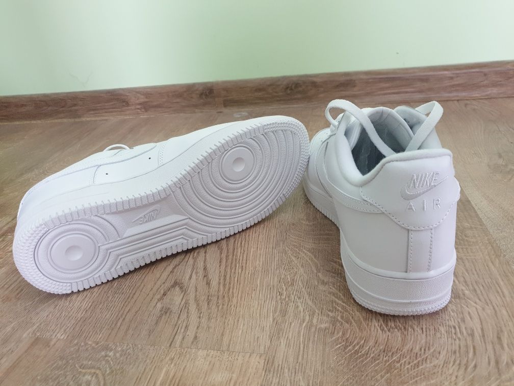 Nike Air Force 1 x Supreme Triple White