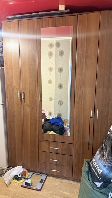 Продам трехдверный шкаф