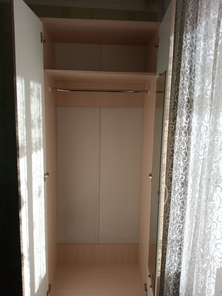 Платенный шкаф для одежды