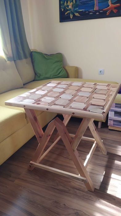 Малка маса – ръчна авторска изработка – бук/бор