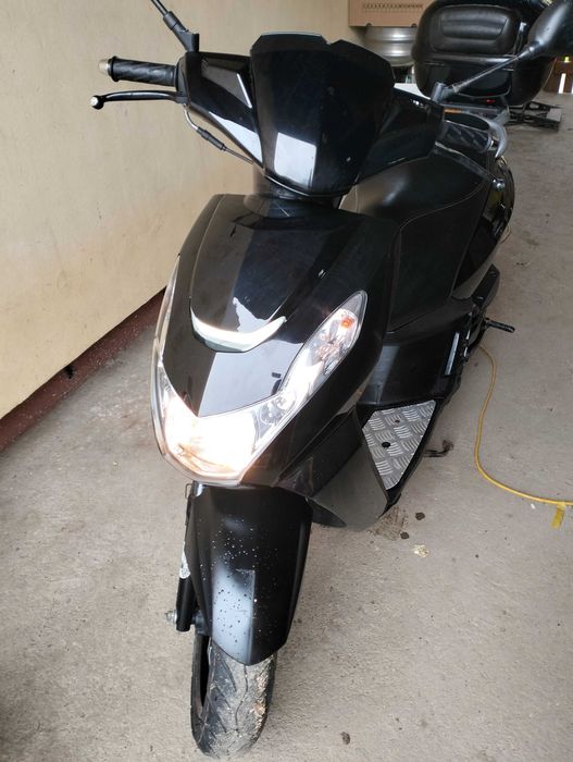 Vând scuter Peugeot kisbee
