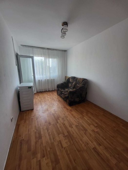 Vând apartament cu o cameră, situat la etajul 3, în cartierul Micro 40