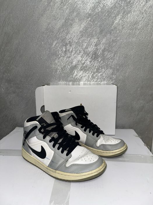 Air Jordan 1 Mid Light Smoke Grey