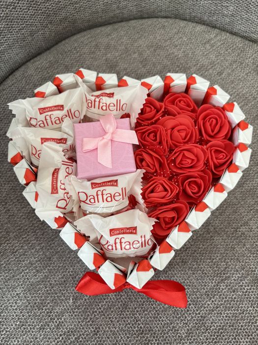 Подарък СЪРЦЕ от рози и бонбони