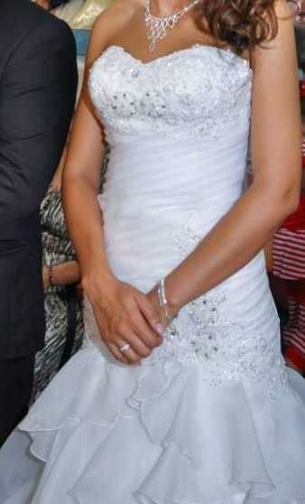 Vand rochie de mireasa stil sirena in stare foarte buna.