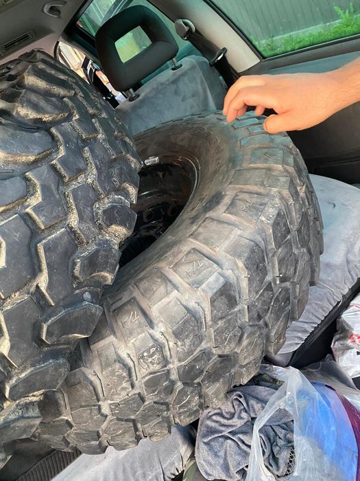 Vând anvelope  off road cu tot cu jante  de jeep wrangler