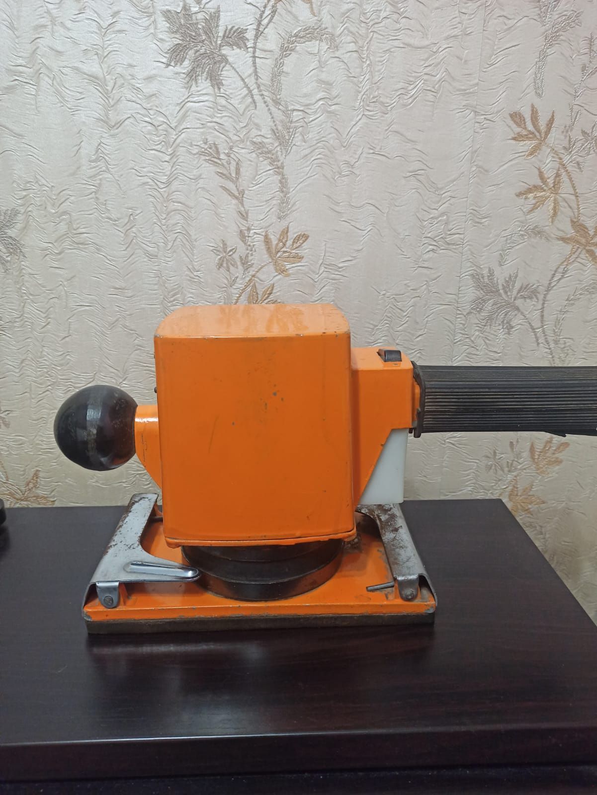 Продам плоско-шлифовальную машинку б/у СССР .