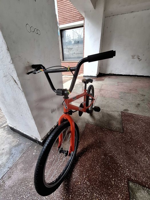 Vând bmx full roșu