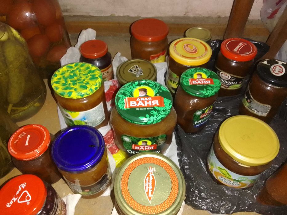 Продаётся варенье и соленья (огурцы и помидоры).