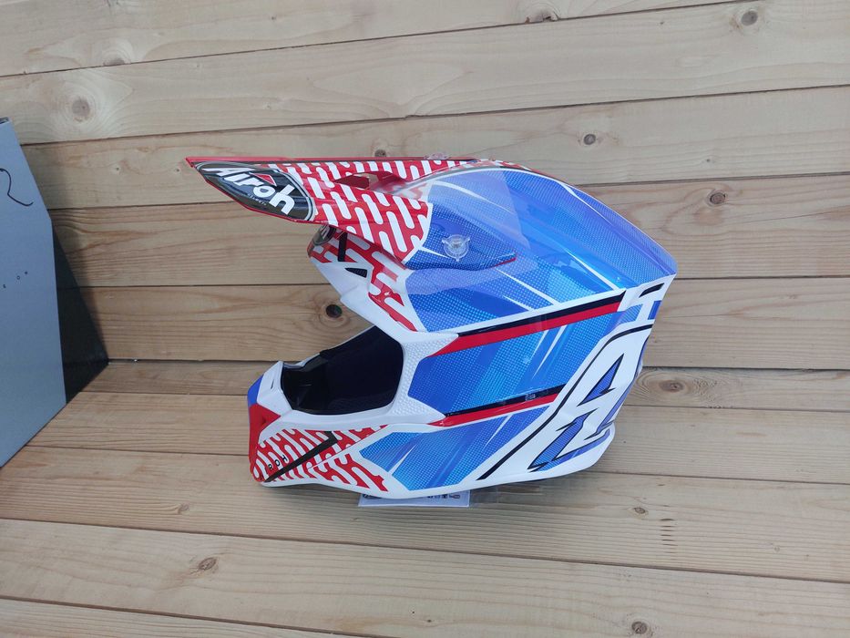 BLACK FRIDAY месец - НОВА каска Airoh - XXL