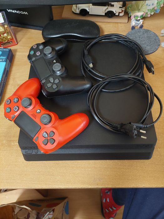 Конзола PS4 slim с два контролера