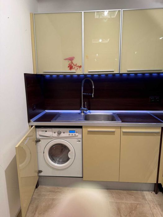 Висококачествена кухня с вградени уреди