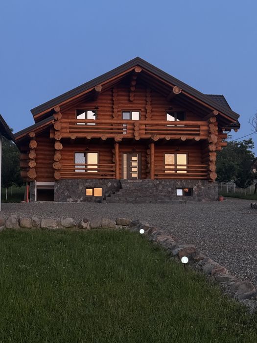 Casa cabana din bușteni