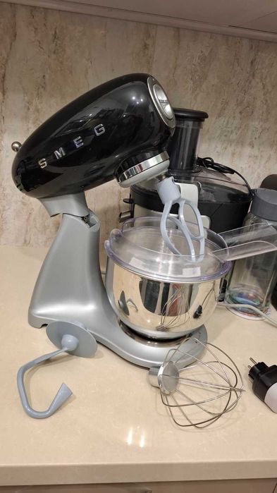 Планетарен миксер в ретро дизайн Smeg закупен от Англия