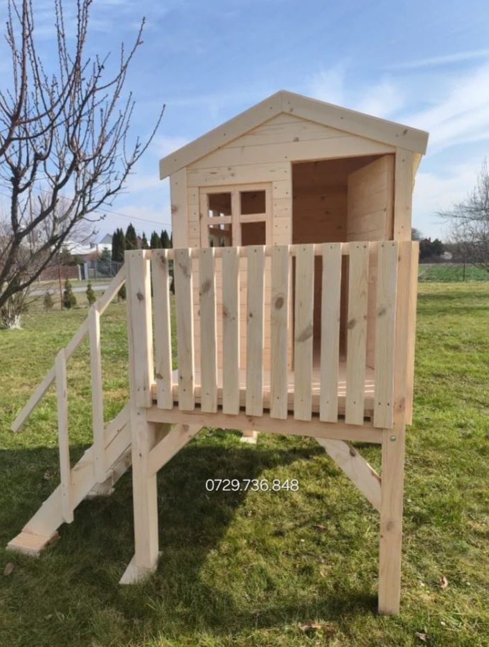 Căsuța din lemn spațiu loc de joaca pentru  copii