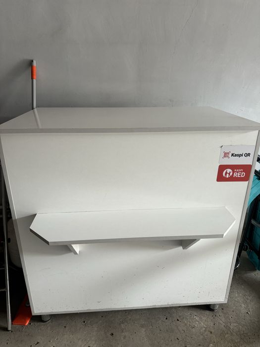 Стол для кассовой зоны