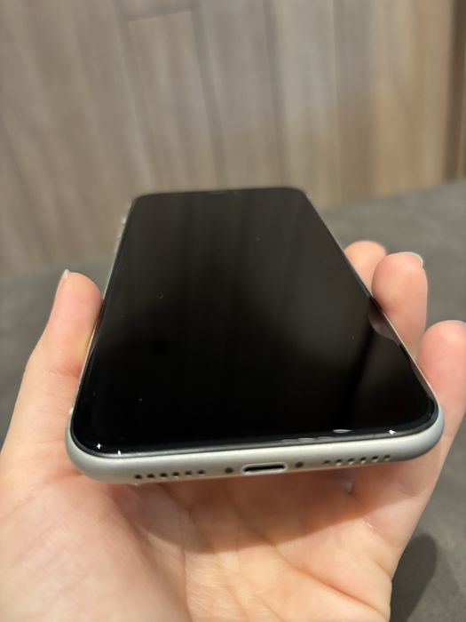 iPhone 11 • 128GB • Бял • Много добро състояние