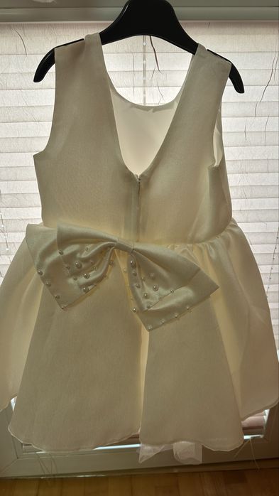 ПРОДАВАМ: Официални рокли за момиче (18-24 месеца) и връхна дрешка.