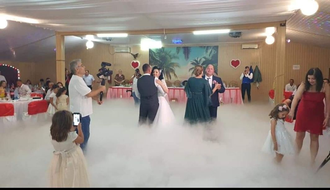 Fum greu gheata carbonica valsul, dansul mirilor