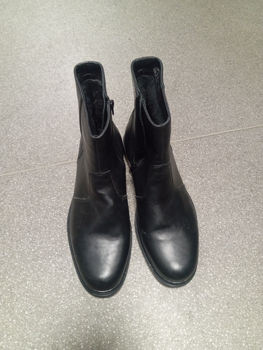 Продам сапожки зимние и берцы