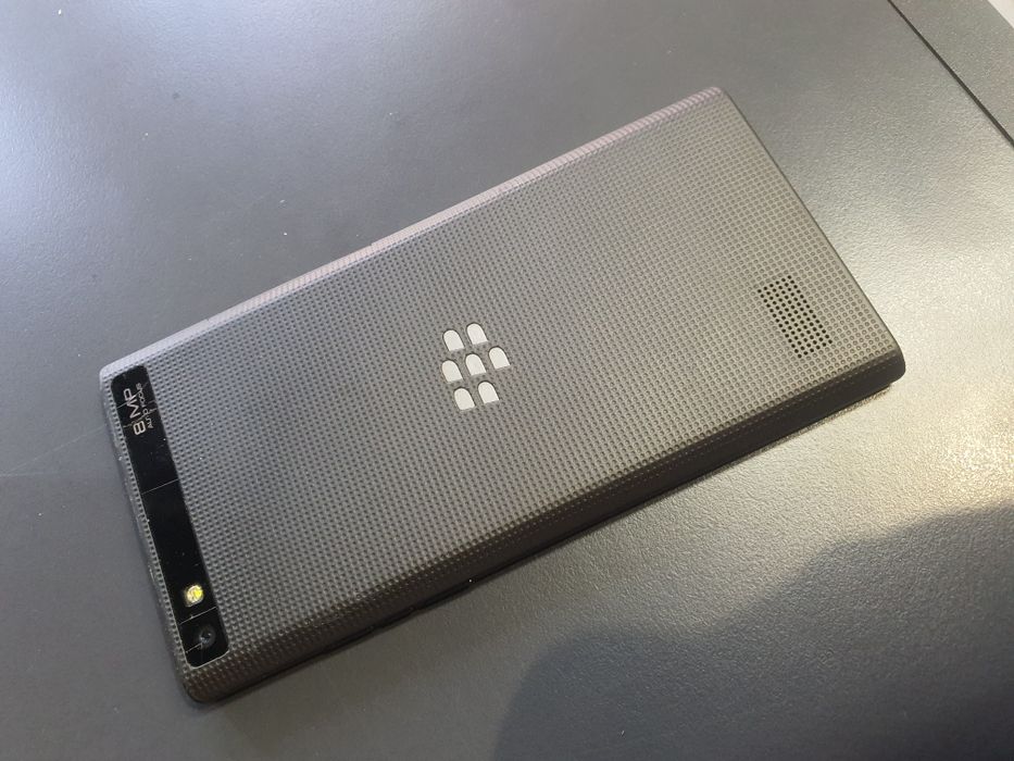 BlackBerry Leap черен