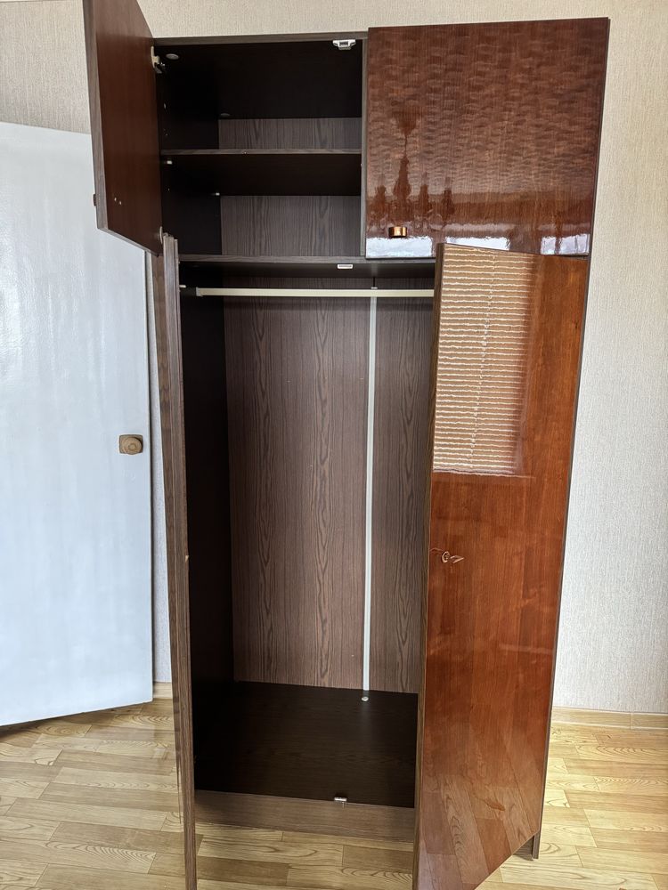 Продается полированный шкаф