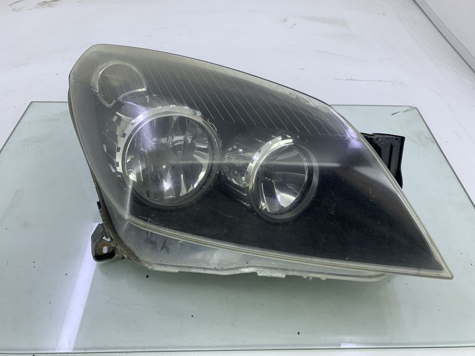 Dezmembrez Far dreapta de pe Opel Astra H 2004-2009
