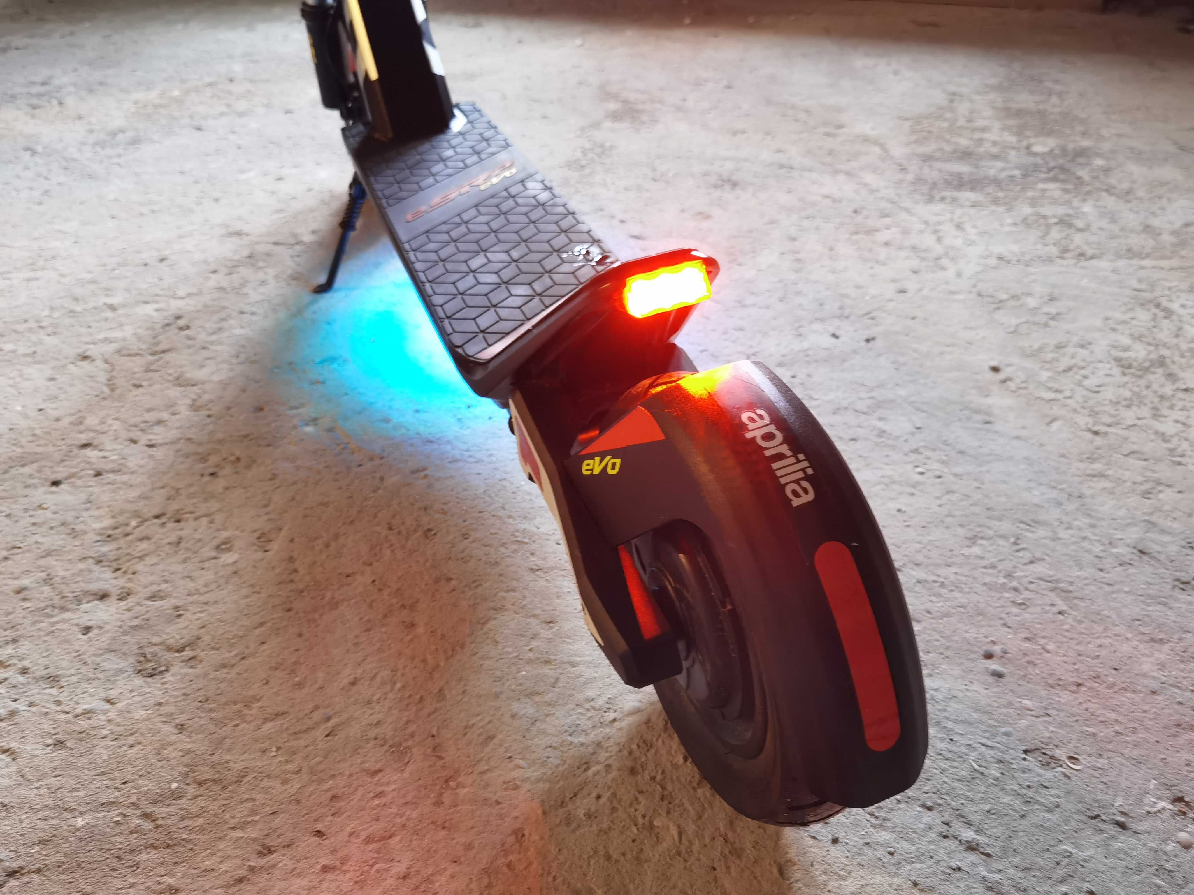 Италианска тротинетка Aprilia eSR2 Еvo, 500W, 48V, 14.4Ah, 21kg, нова.