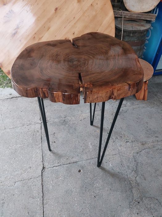 Масичка от дърво с железни крака