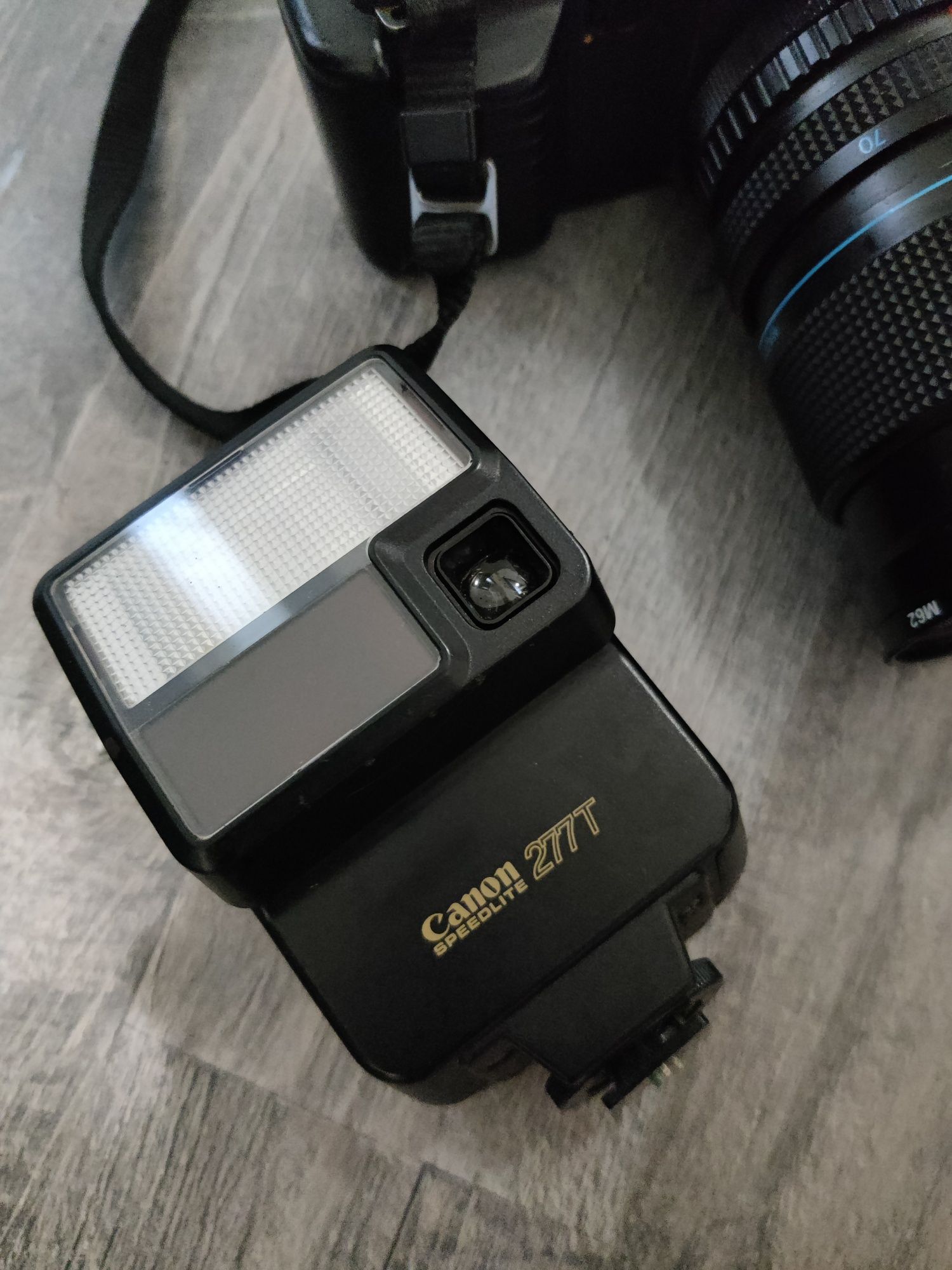 Canon T70 с 2 обектива, светкавица и чанта