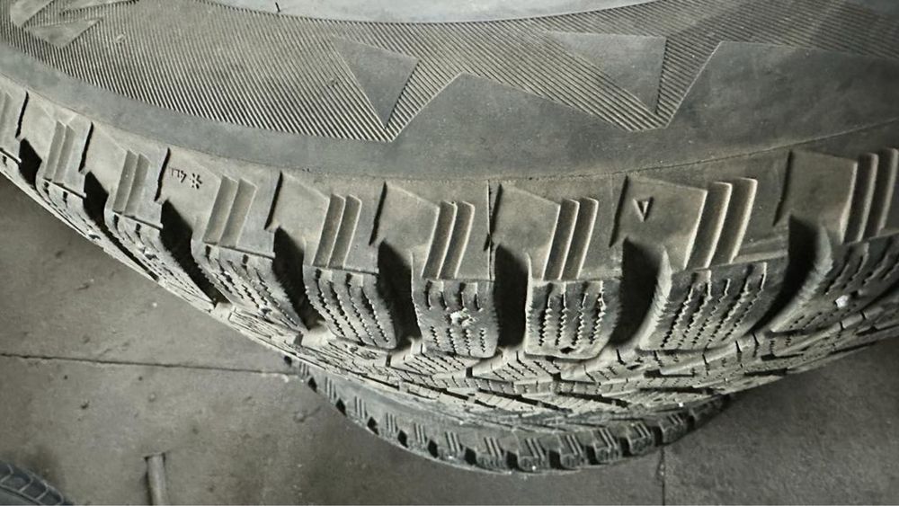 Продам резину зимнюю 225/60R17