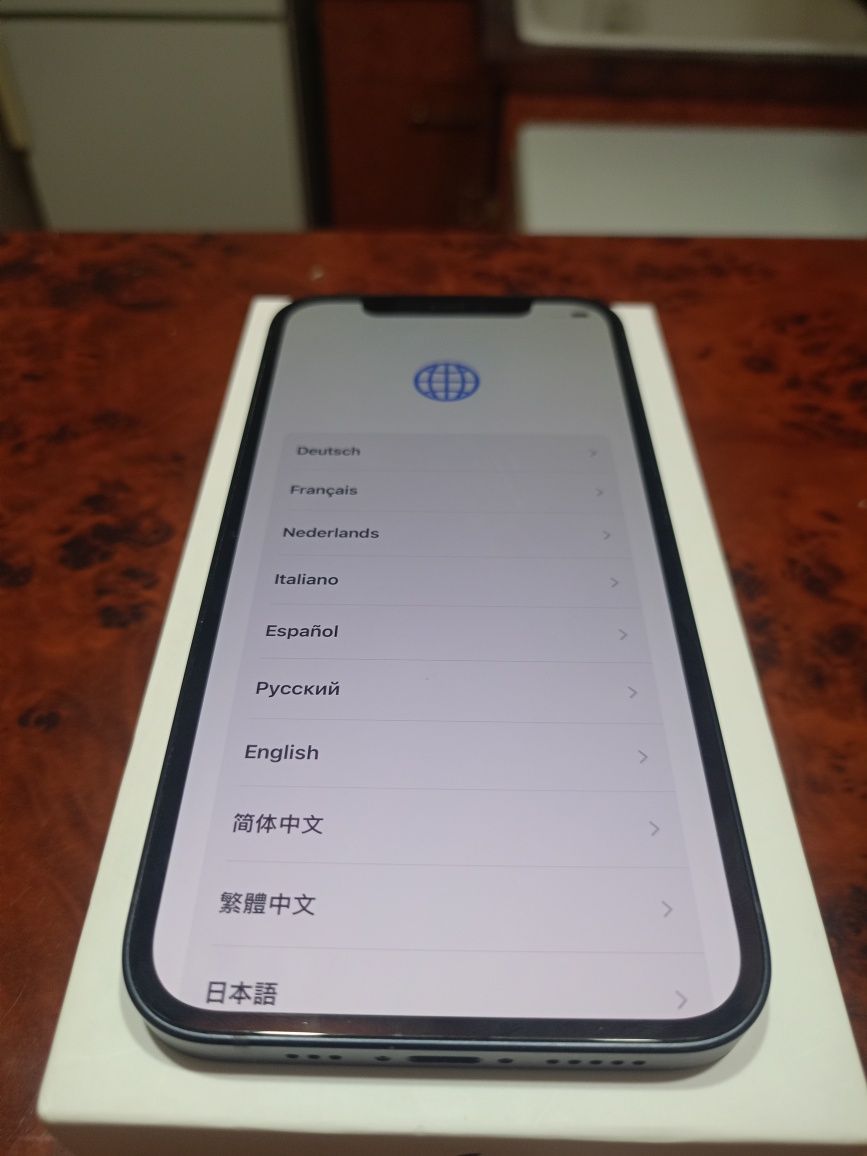 Телефон iPhone 12